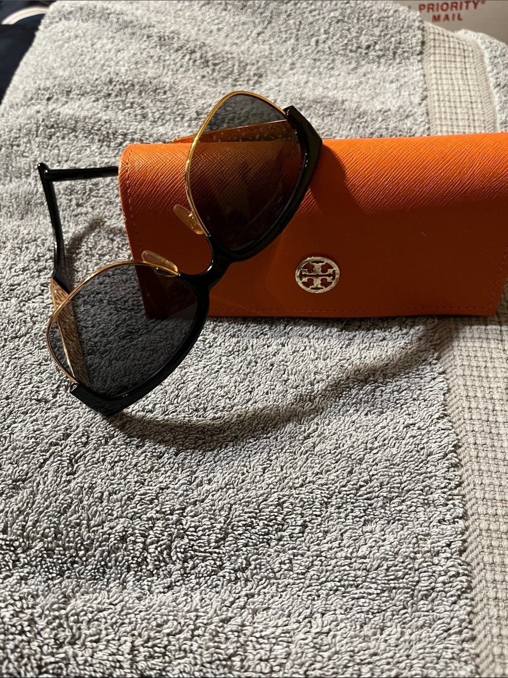 EUC Tory Burch TY6032 polarized Black Frame w/gold tone pattern arms w/Tory case